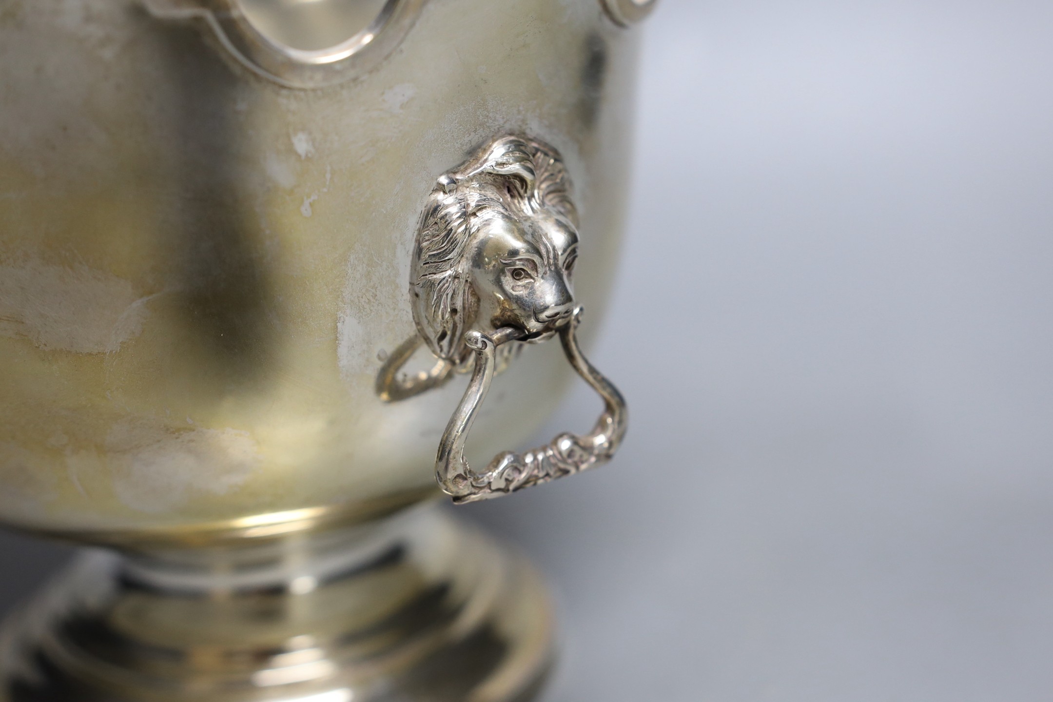An Edwardian silver Monteith style rose bowl, with lions mask ring handles and 1910 presentation inscription, Mappin & Webb, Sheffield, 1909, diameter 18.5cm, 20.4oz.